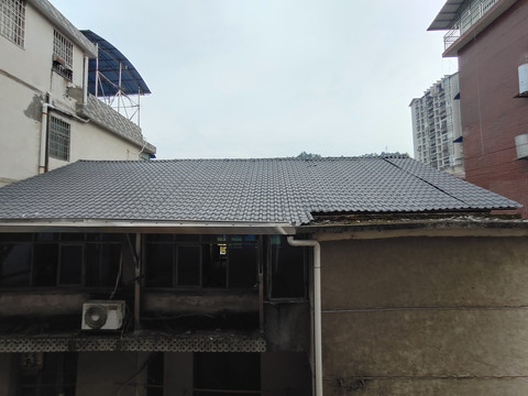灰色树脂瓦屋顶