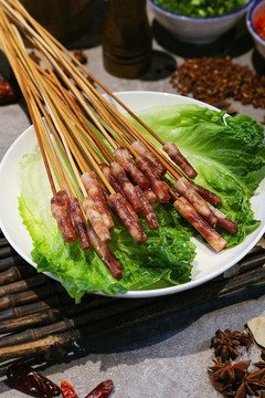 大理石桌面上的广味香肠串串