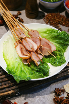 大理石桌面上的鸭胸肉串串