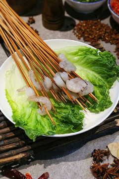 大理石桌面上的虾仁串串