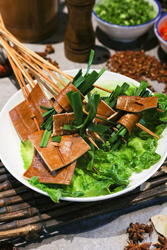竹盘子上的韭菜干豆腐串串