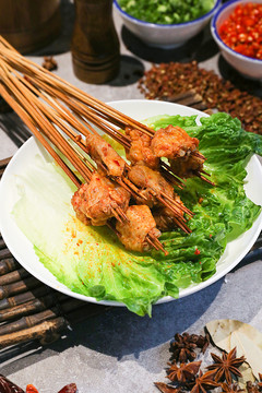 放在竹盘子上的麻辣鸡翅串串