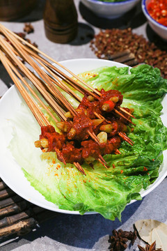 放在竹盘子上的泡椒牛肉串串