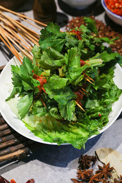 放在竹盘子上的芹菜牛肉串串