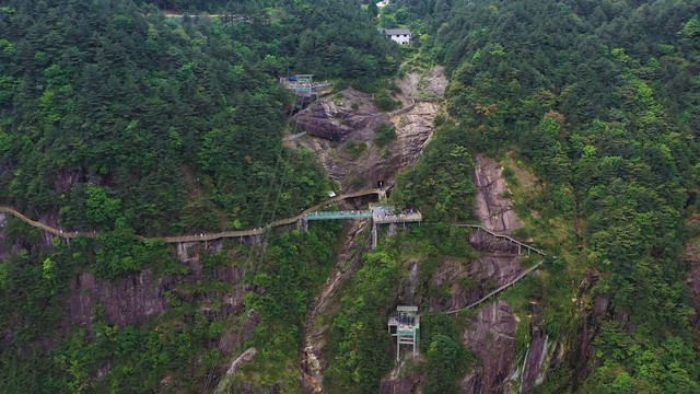 实拍江西明月山惊险刺激的滑索