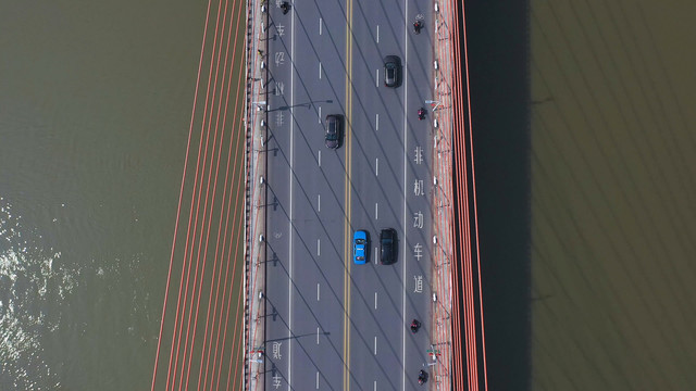 航拍车辆在八一大桥上行驶