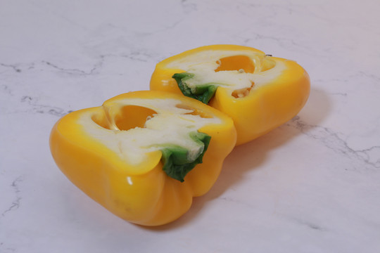 柿子椒黄色彩椒切开
