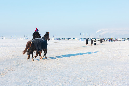 冬季草原蒙古人骑马