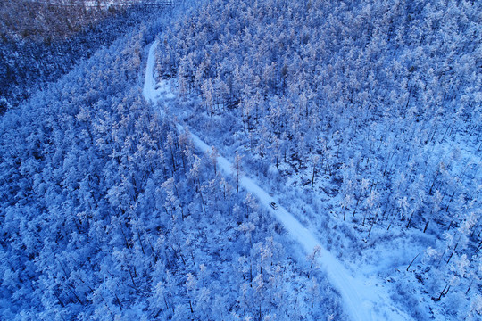 航拍大兴安岭森林冰雪山路