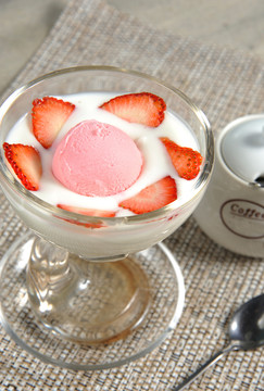 草莓冰激凌酸奶