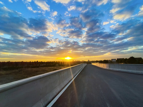 道路清晨阳光