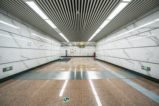 中国哈尔滨2号线地铁站内部空间
