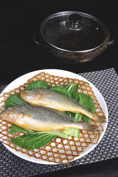 石锅烹黄鱼