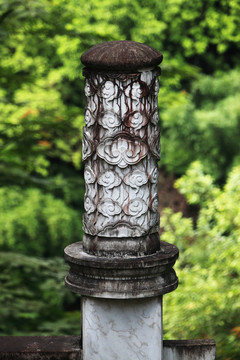 雕刻的石柱