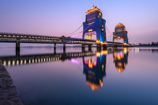 江苏扬州淮河的万福大桥建筑夜景