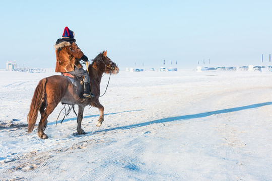 冬季雪地蒙古族骑马