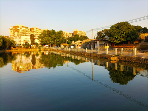 晚霞的水塘