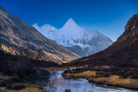 亚丁央迈勇雪峰