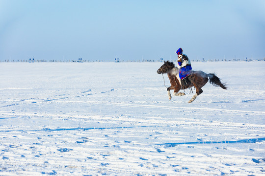雪原雪地蒙古族骑马奔跑