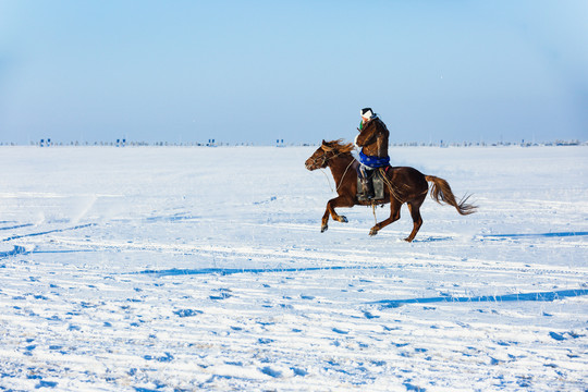 冬季雪原奔跑骏马牧民