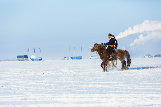 雪原蒙古族骑马