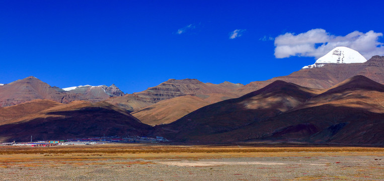 西藏普兰县巴嘎乡塔钦神山全景图