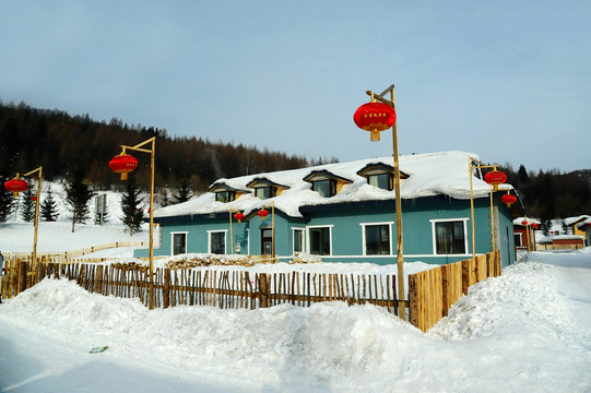 冬天雪乡有红灯笼的乡村小屋