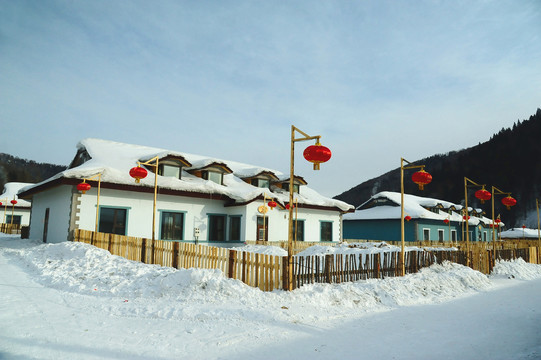 冬天雪乡有红灯笼装饰的乡村小屋