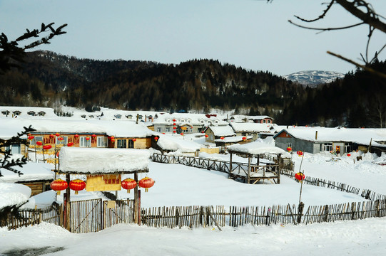 冬天积满白雪有红灯笼的乡村
