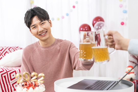 快樂的年輕男子休閑放松