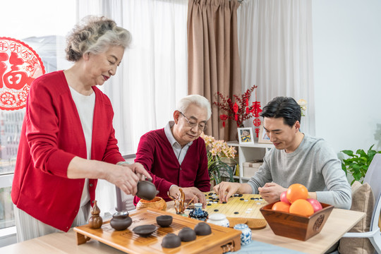 快乐的家庭喝茶下围棋