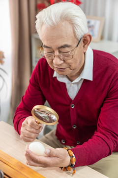 老年人研究古董