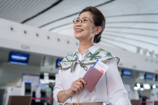 老年女人在机场