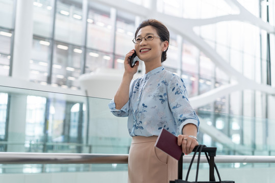 老年女人在机场打电话