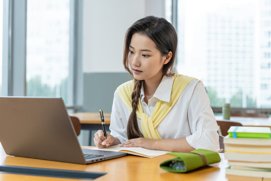 年轻女子使用笔记本电脑