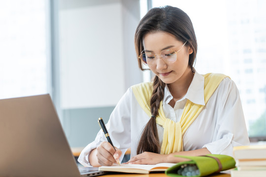 年轻女子使用笔记本电脑