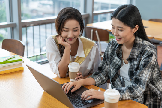 年轻女子使用笔记本电脑