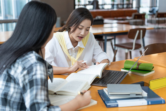 年轻女子在读书