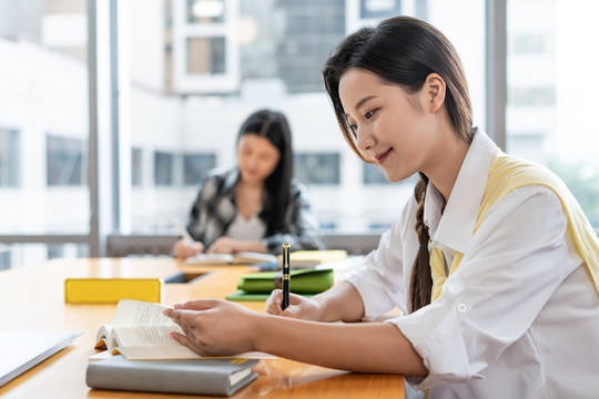 年轻女子在读书