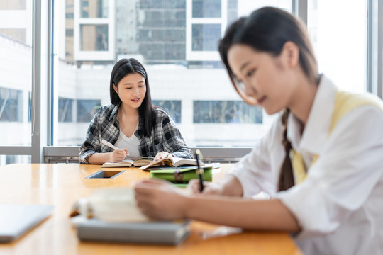 年轻女子在读书