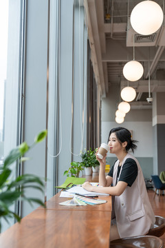 年轻女子设计线稿