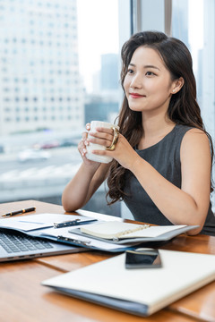 年轻商务女子使用电脑