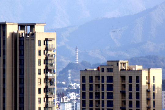 大山中的城市