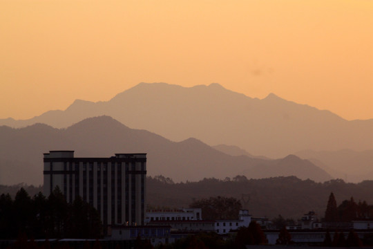 夕阳下的山城