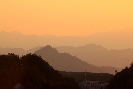 夕阳下的大山