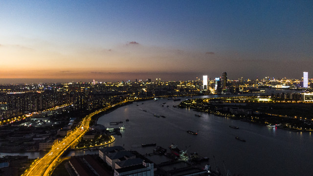 夜晚的黄浦江