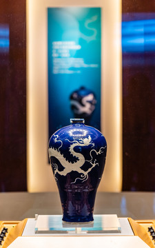 元代景德镇窑霁蓝釉白龙纹梅瓶