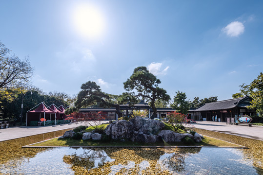 扬州瘦西湖风景区大门正门和广场