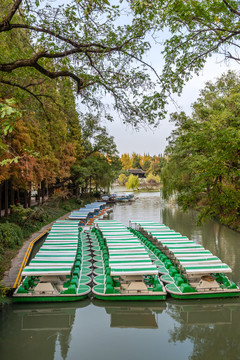 扬州瘦西湖的藕香桥和树林游船