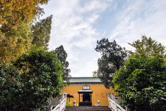 秋天扬州瘦西湖风景区的法海寺